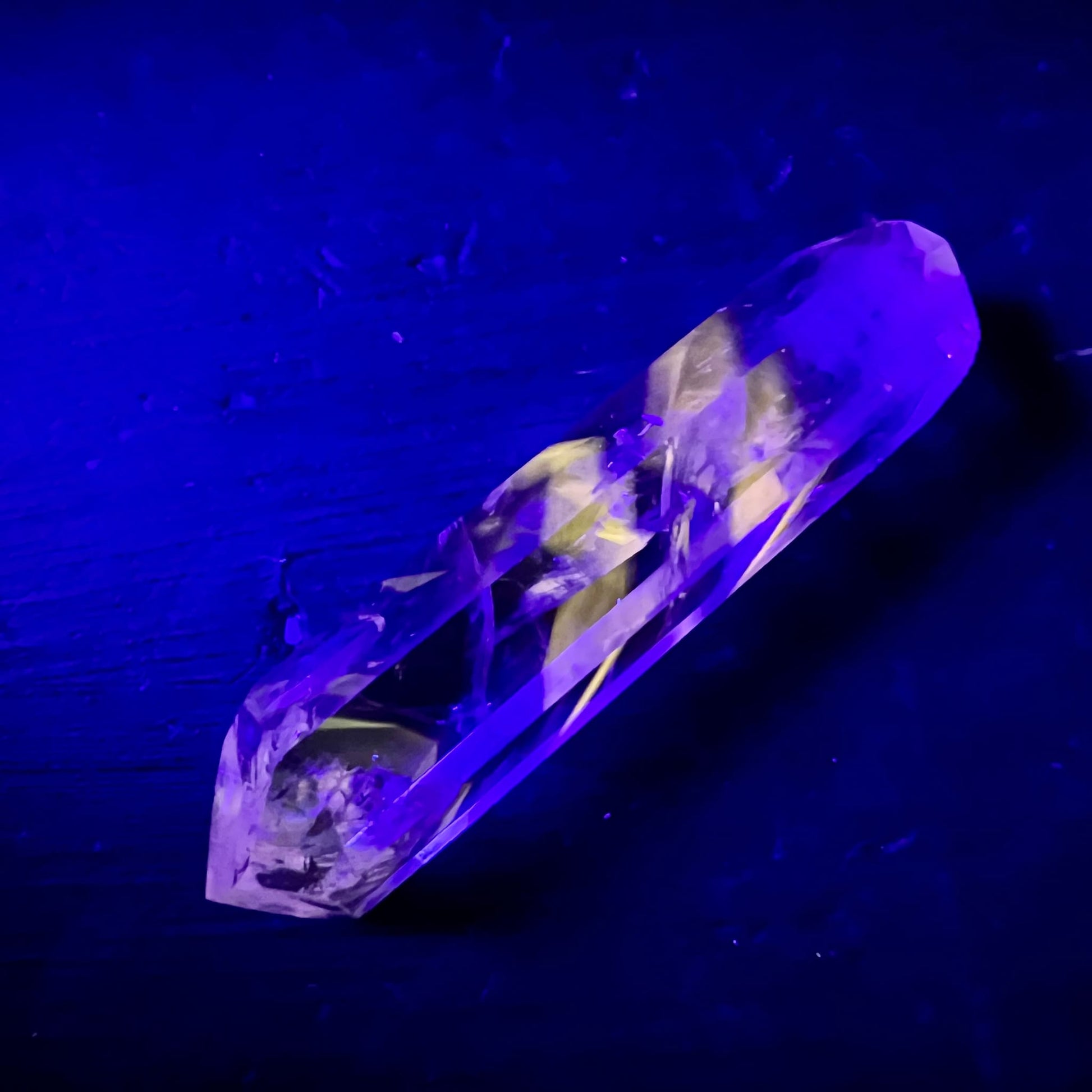Bergkristall Doppelender | Fluorit Einschluss | UV Licht | lila Leuchten | gelbgruene Zonen | Happy Minerals