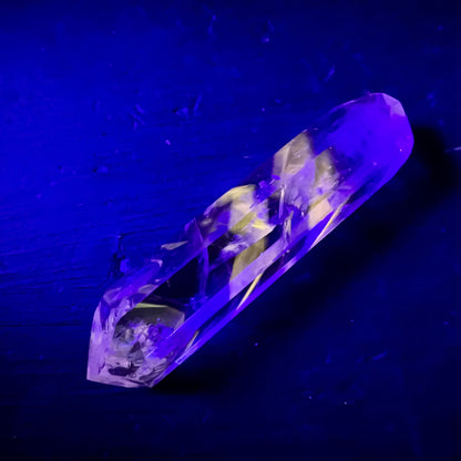 Bergkristall Doppelender | Fluorit Einschluss | UV Licht | lila Leuchten | gelbgruene Zonen | Happy Minerals