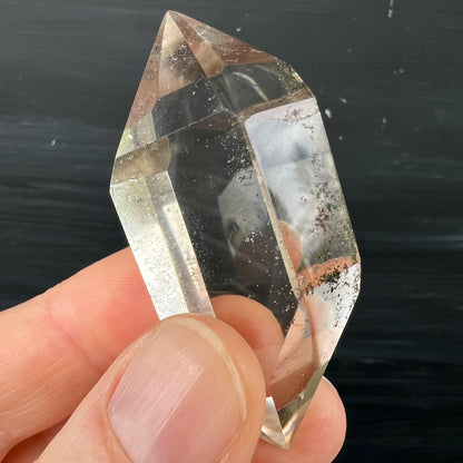Bergkristall Doppelender | frontal in der Hand | beide Enden poliert | Chlorit-Schleier | Madagaskar | Happy Minerals