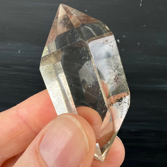 Bergkristall Doppelender | frontal in der Hand | beide Enden poliert | Chlorit-Schleier | Madagaskar | Happy Minerals