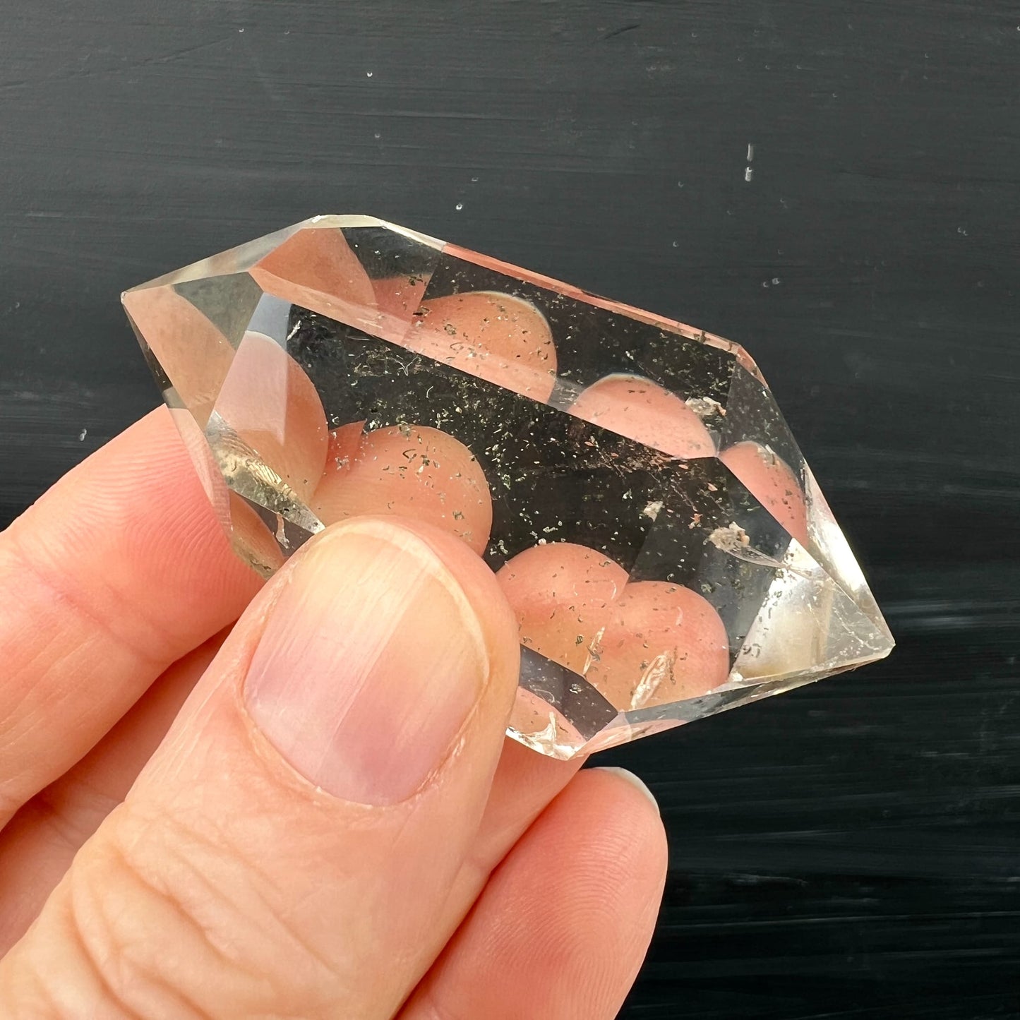 Bergkristall Doppelender | Fingerprobe Größe | seitlich gehalten | zarte Rauchnote | Madagaskar | Happy Minerals