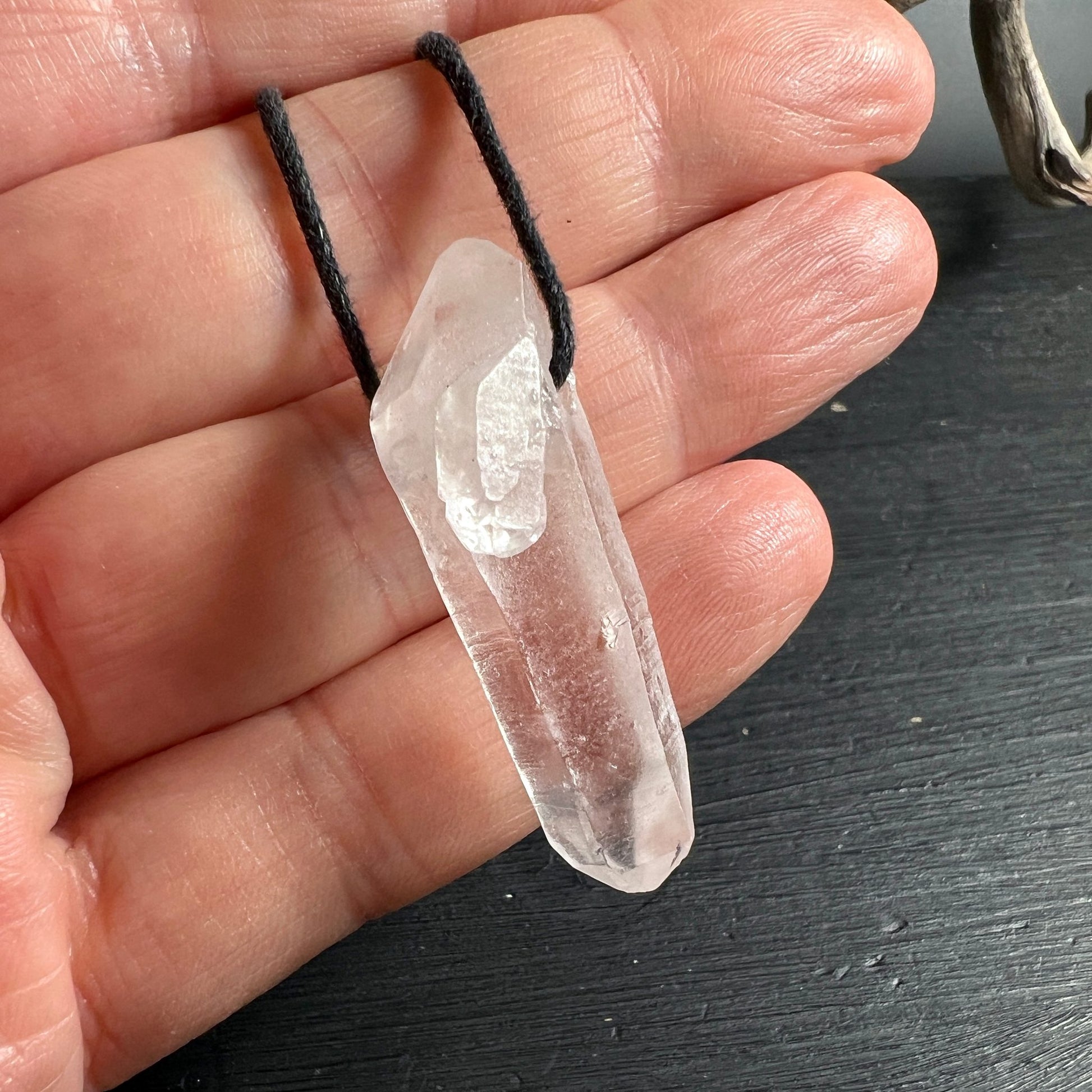 Bergkristall Doppelender | Hand zeigt Größe | transparenter Kristall | natürliches Licht | Happy Minerals