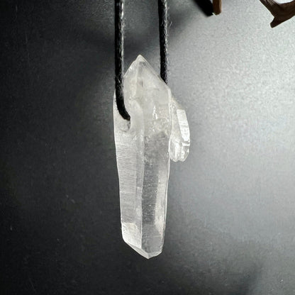 Bergkristall Doppelender | hängend | schwarze Kordel | seitliche Ansicht | Happy Minerals