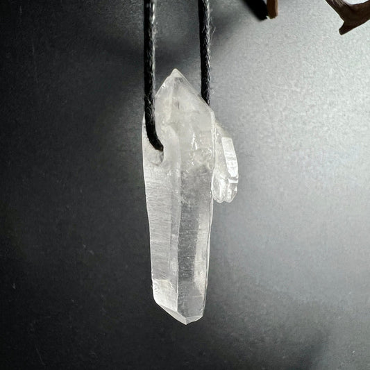 Bergkristall Doppelender | hängend | schwarze Kordel | seitliche Ansicht | Happy Minerals