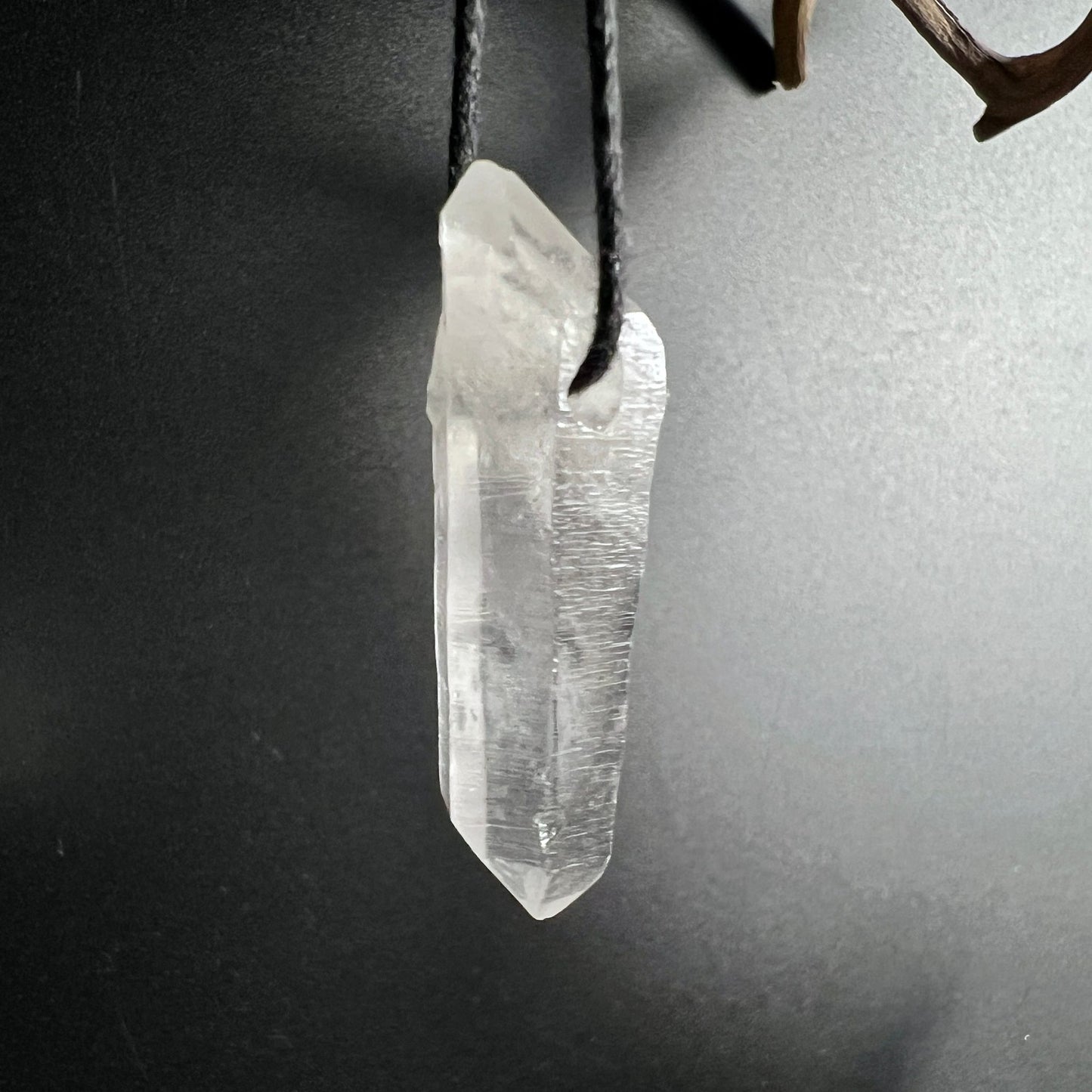 Bergkristall Doppelender | hängend | Profil | natürliche Kanten | Bohrung sichtbar | Happy Minerals