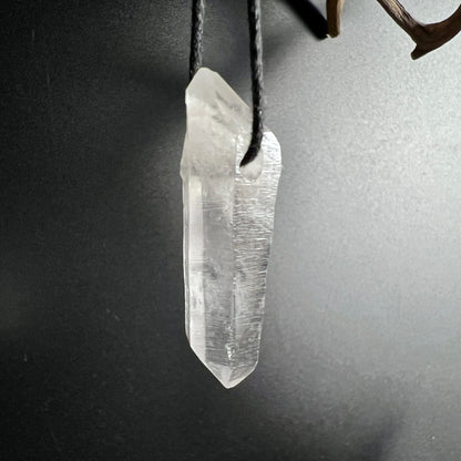 Bergkristall Doppelender | hängend | Profil | natürliche Kanten | Bohrung sichtbar | Happy Minerals