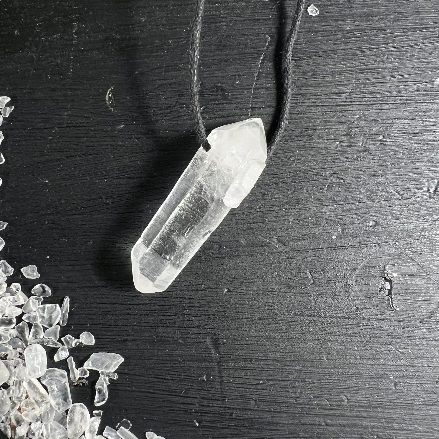 Bergkristall Doppelender | klarer Rohstein | schwarze Kordel | Holzoberfläche | Happy Minerals
