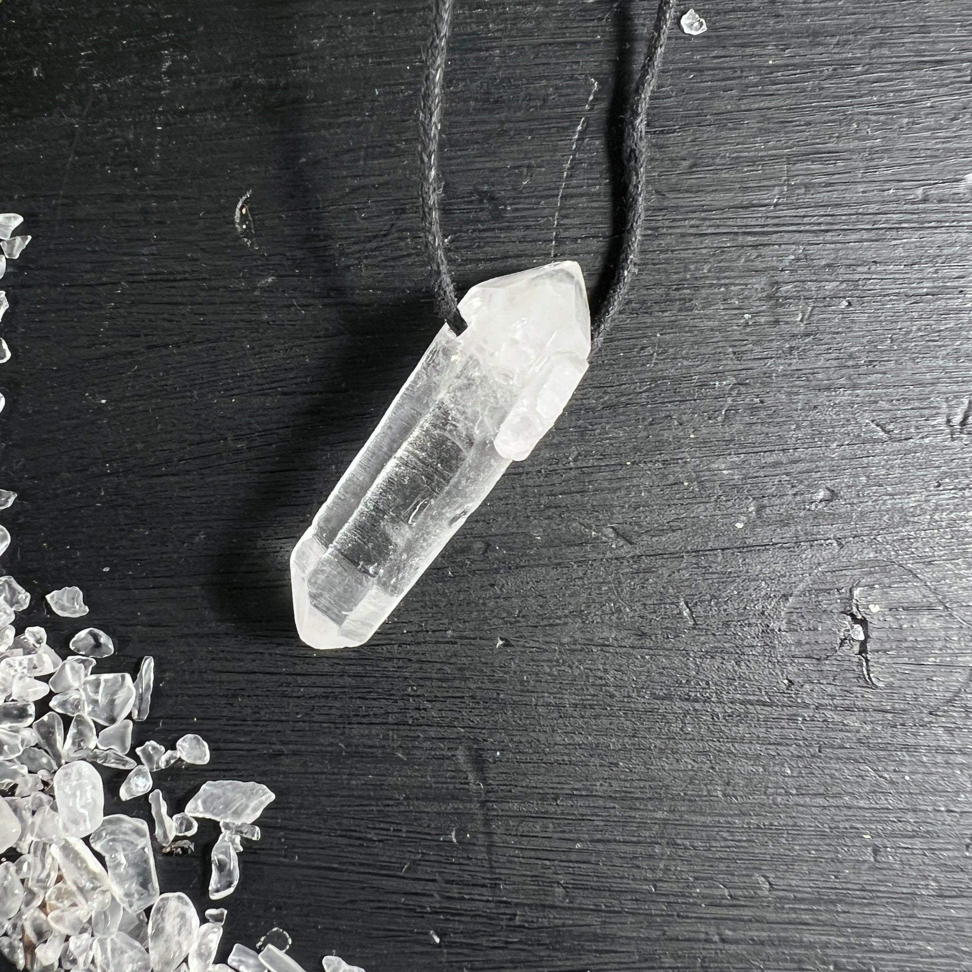Bergkristall Doppelender | klarer Rohstein | schwarze Kordel | Holzoberfläche | Happy Minerals
