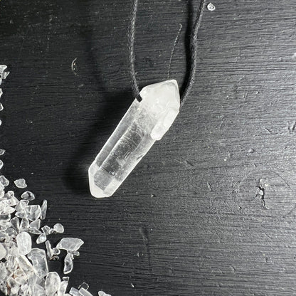 Bergkristall Doppelender | klarer Rohstein | schwarze Kordel | Holzoberfläche | Happy Minerals