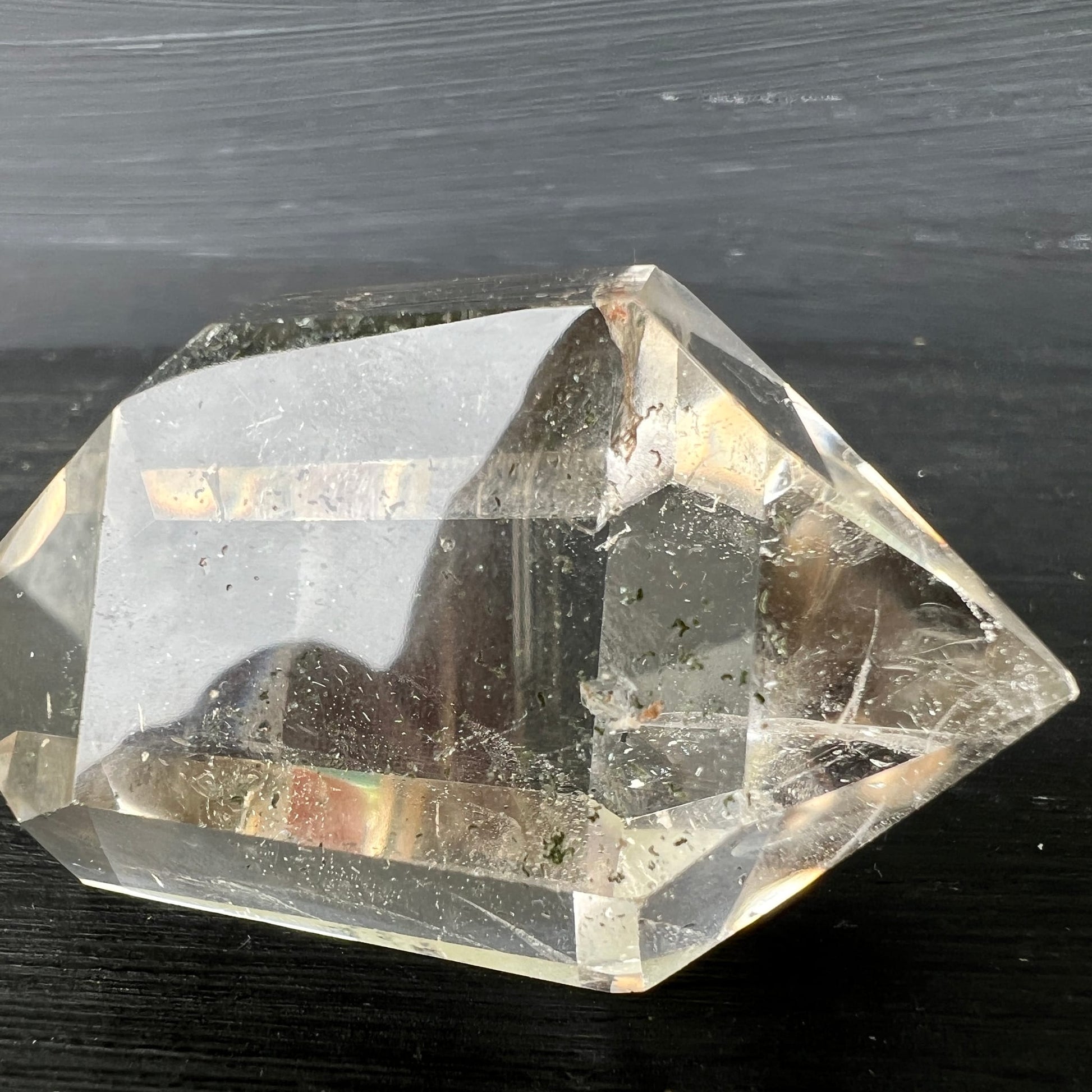 Bergkristall Doppelender | seitliche Ansicht | polierte Spitzen | Regenbogenreflexe | Chlorit innen | Happy Minerals