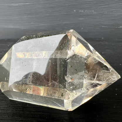 Bergkristall Doppelender | seitliche Ansicht | polierte Spitzen | Regenbogenreflexe | Chlorit innen | Happy Minerals