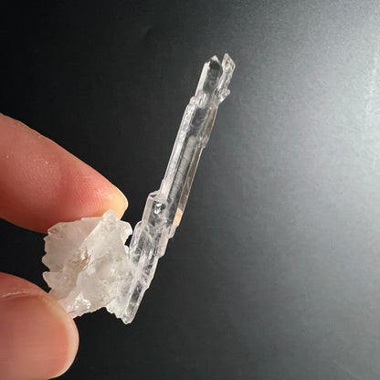 Bergkristall Fadenquarz | Pakistan | in Hand | transparenter Rohstein | Detailansicht | natürlich | Happy Minerals