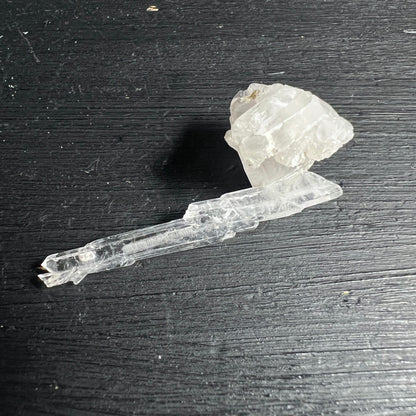Bergkristall Fadenquarz | Pakistan | klarer Rohstein | dunkles Holz | natürliche Kristallformation | Happy Minerals