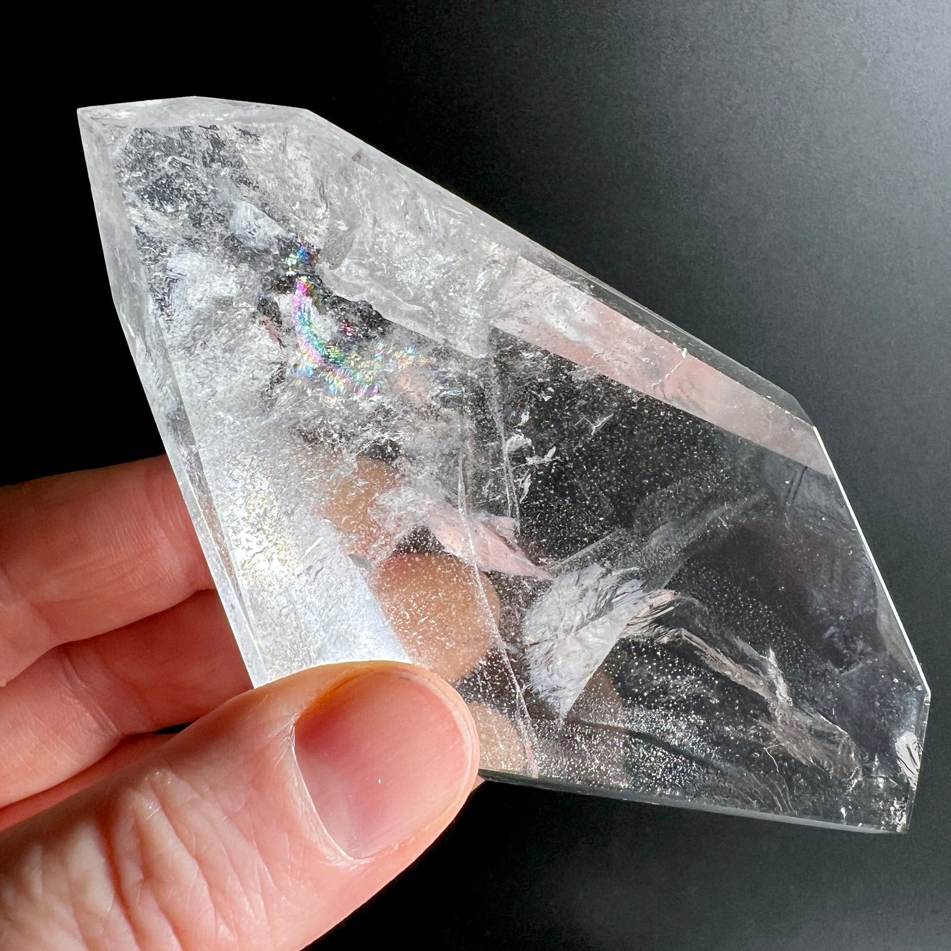 Bergkristall flach hand | einschluesse sichtbar | transparenter edelstein brasilien | Happy Minerals