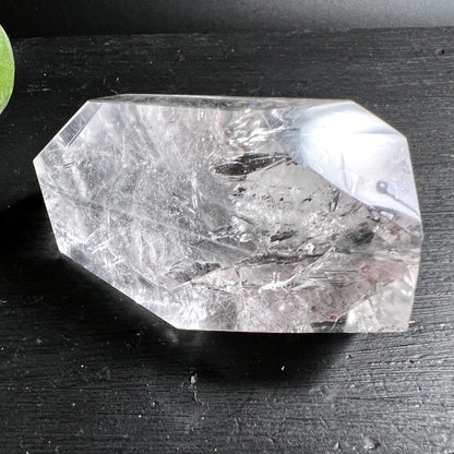 Bergkristall Freeform | Draufsicht flach | kristallklare Facetten | Einschlüsse sichtbar | Happy Minerals
