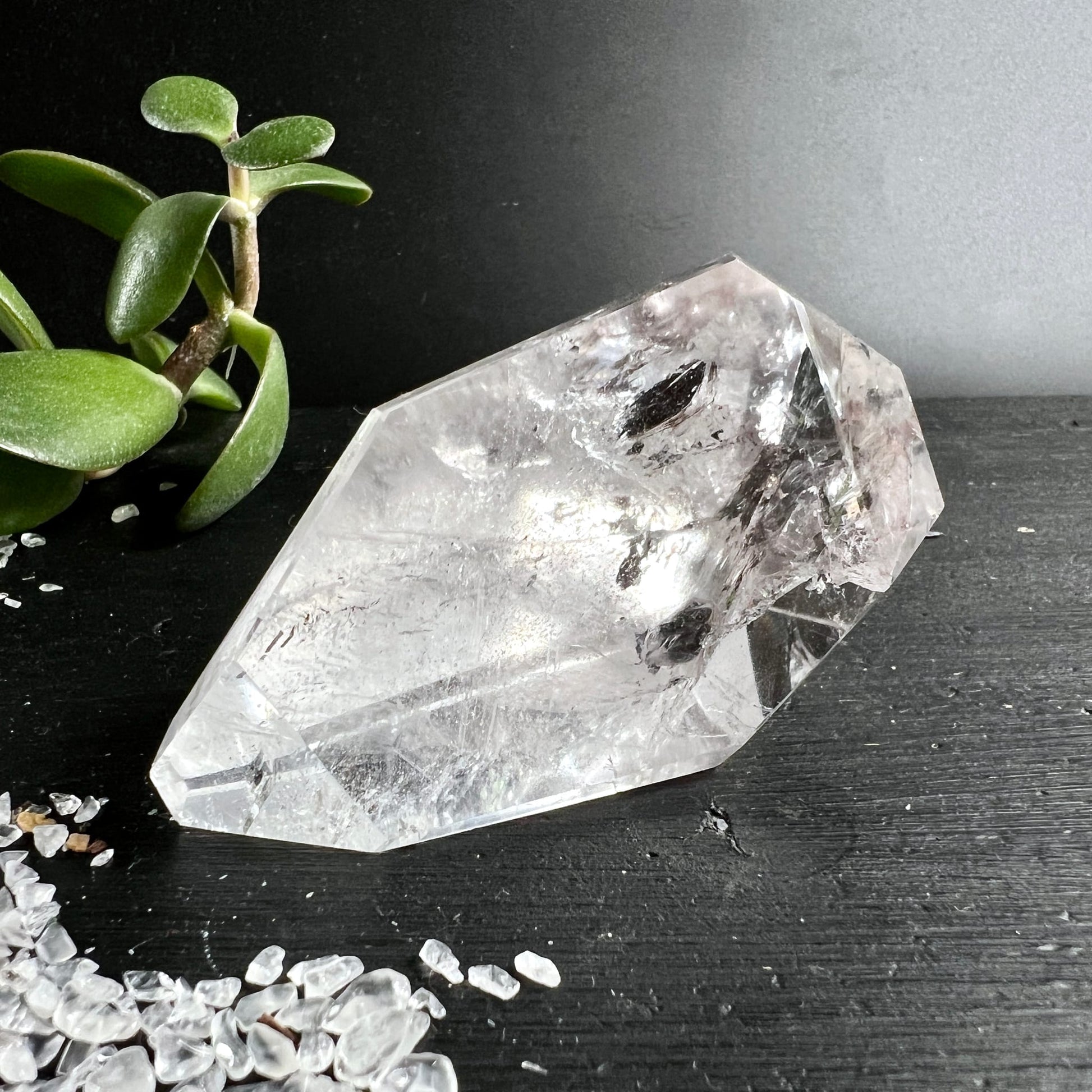 Bergkristall Freeform | Seitenansicht | schwarze Einschlüsse | Turmalin | Jade-Pflanze | Happy Minerals