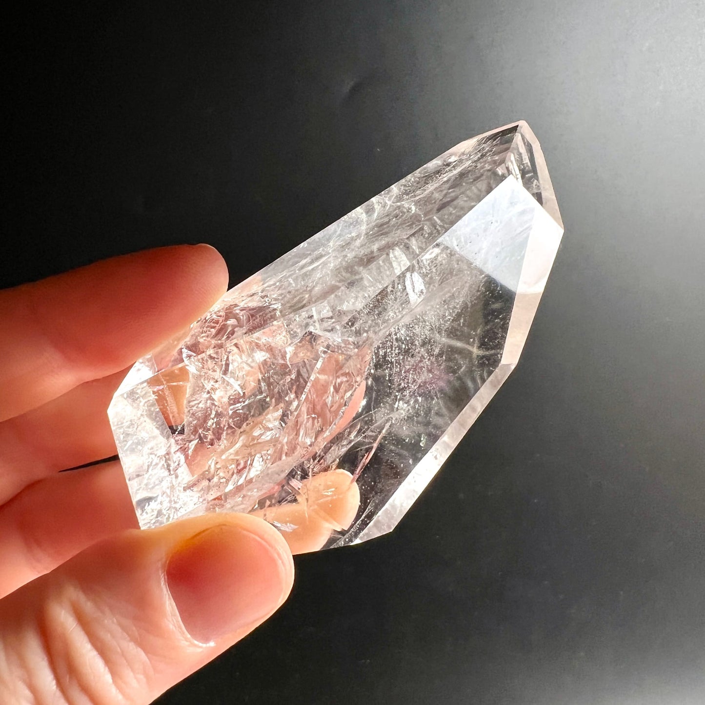 Bergkristall Freeform | Hand hält Unikat | rosa Schimmer | Einschlüsse | facettiert | Happy Minerals