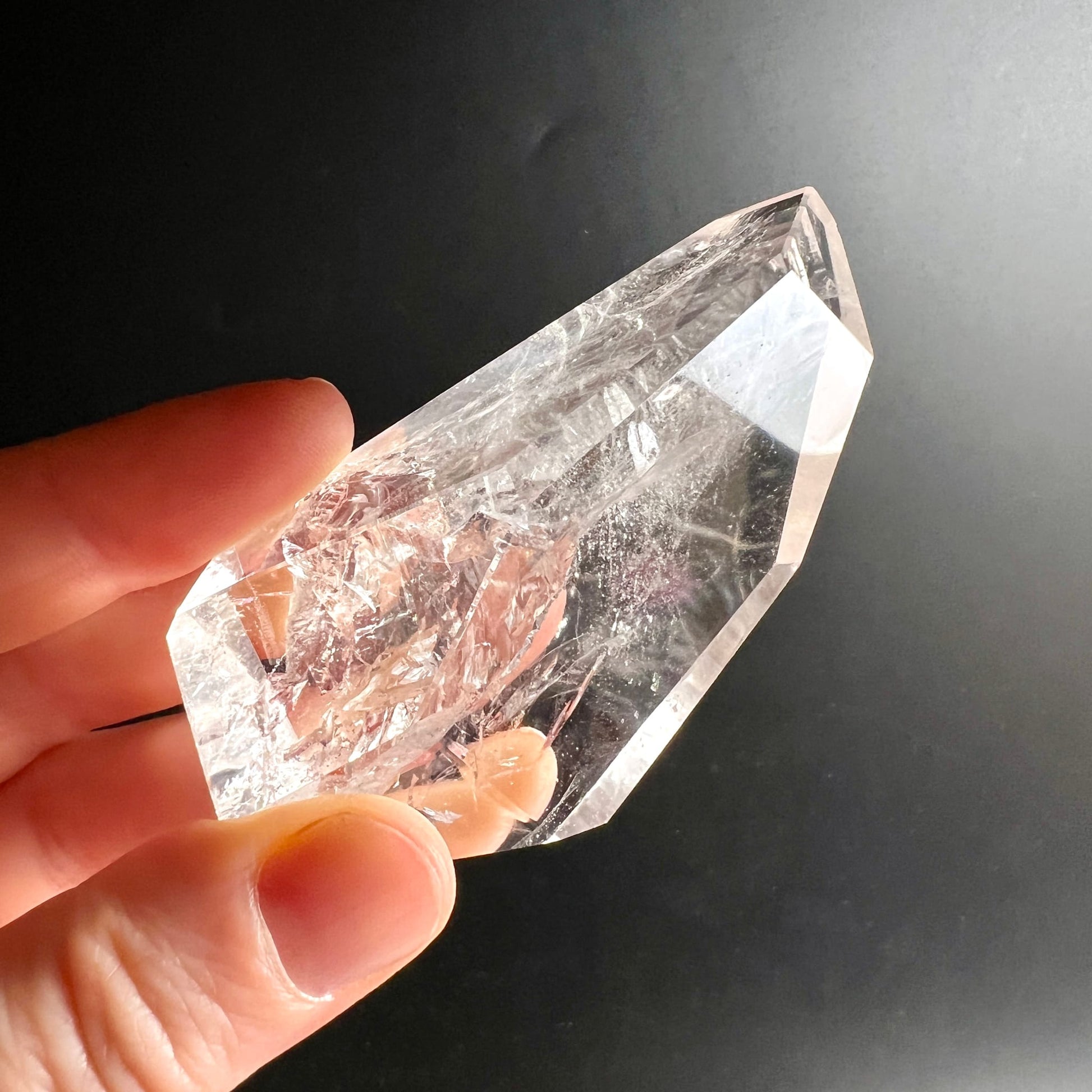 Bergkristall Freeform | Hand hält Unikat | rosa Schimmer | Einschlüsse | facettiert | Happy Minerals