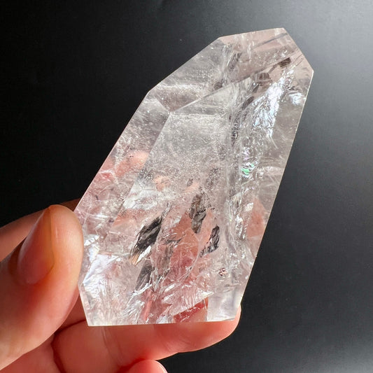 Bergkristall Freeform | Rückseite | schwarze Turmalin-Einschlüsse | rosa Zonen | facettiert | Happy Minerals