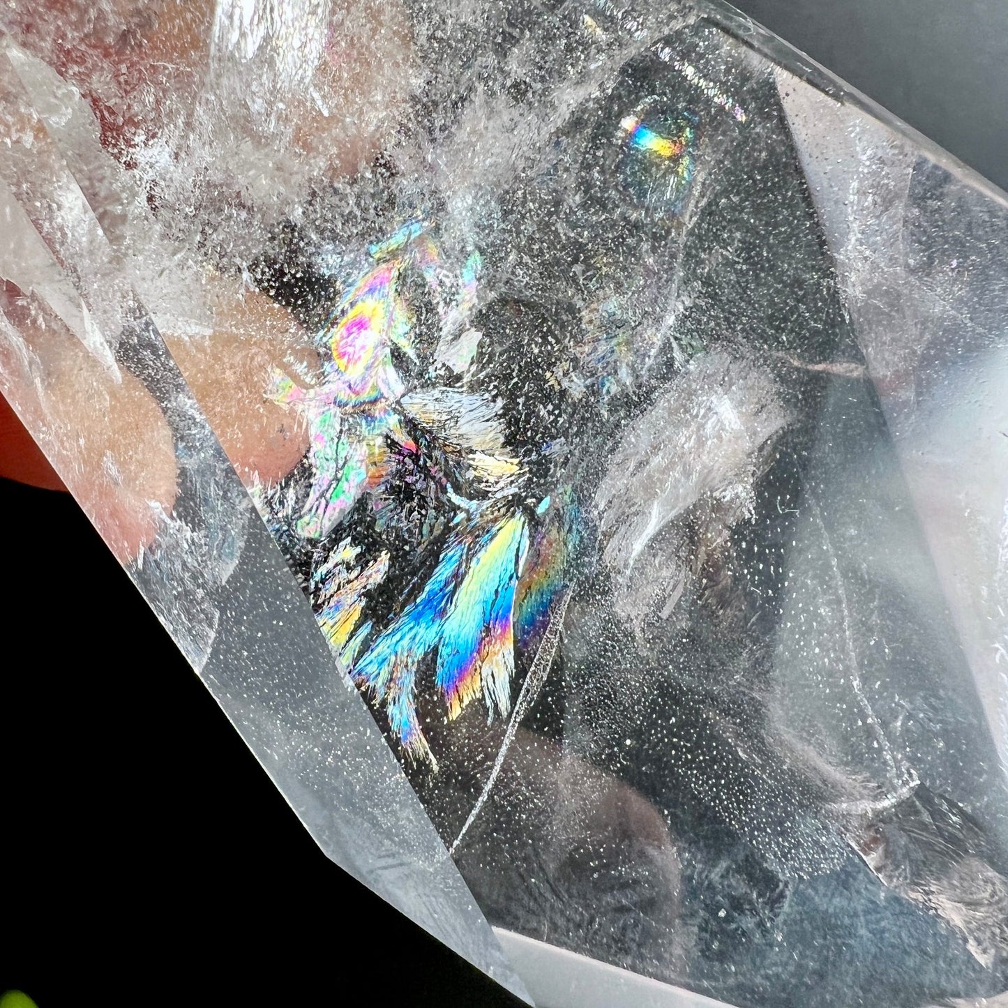 Bergkristall geometrisch detail | spektralfarben prisma | bunte iris effekte brasilien | Happy Minerals