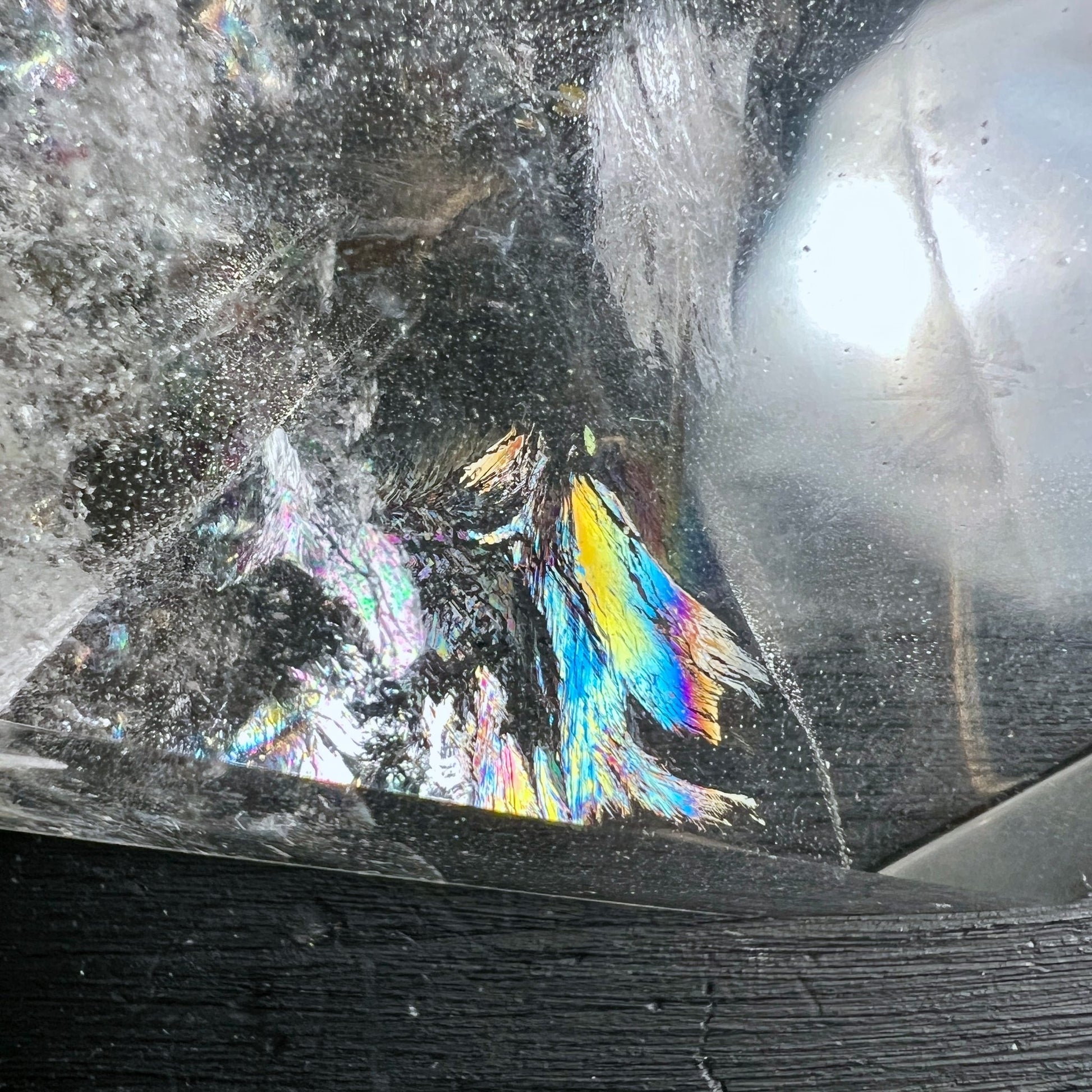 Bergkristall geometrisch | nahaufnahme regenbogen | spektralfarben blau gelb | Happy Minerals edelstein