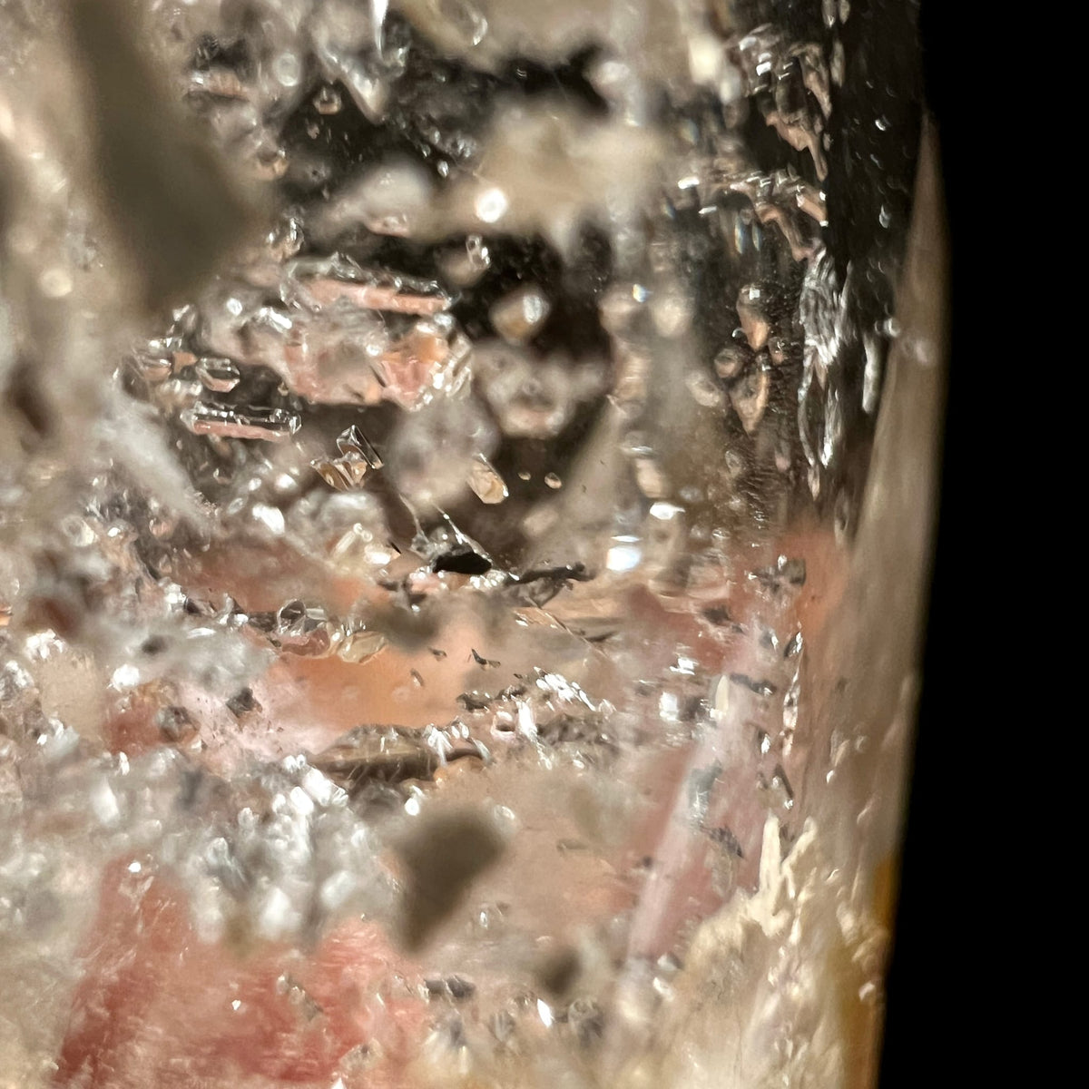 Extreme Nahaufnahme | rosa-goldene Nuancen | filigrane Einschlüsse | Limonit Detail | Happy Minerals