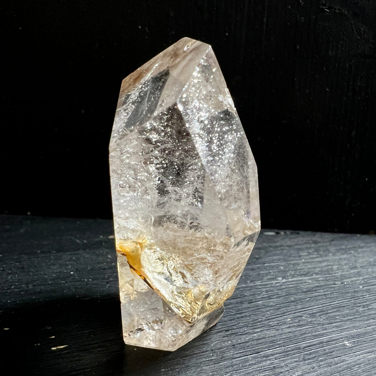 Kristallspitze | klar mit goldenem Schimmer | Limonit Einlagerung | Heilstein | Happy Minerals
