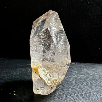 Kristallspitze | klar mit goldenem Schimmer | Limonit Einlagerung | Heilstein | Happy Minerals