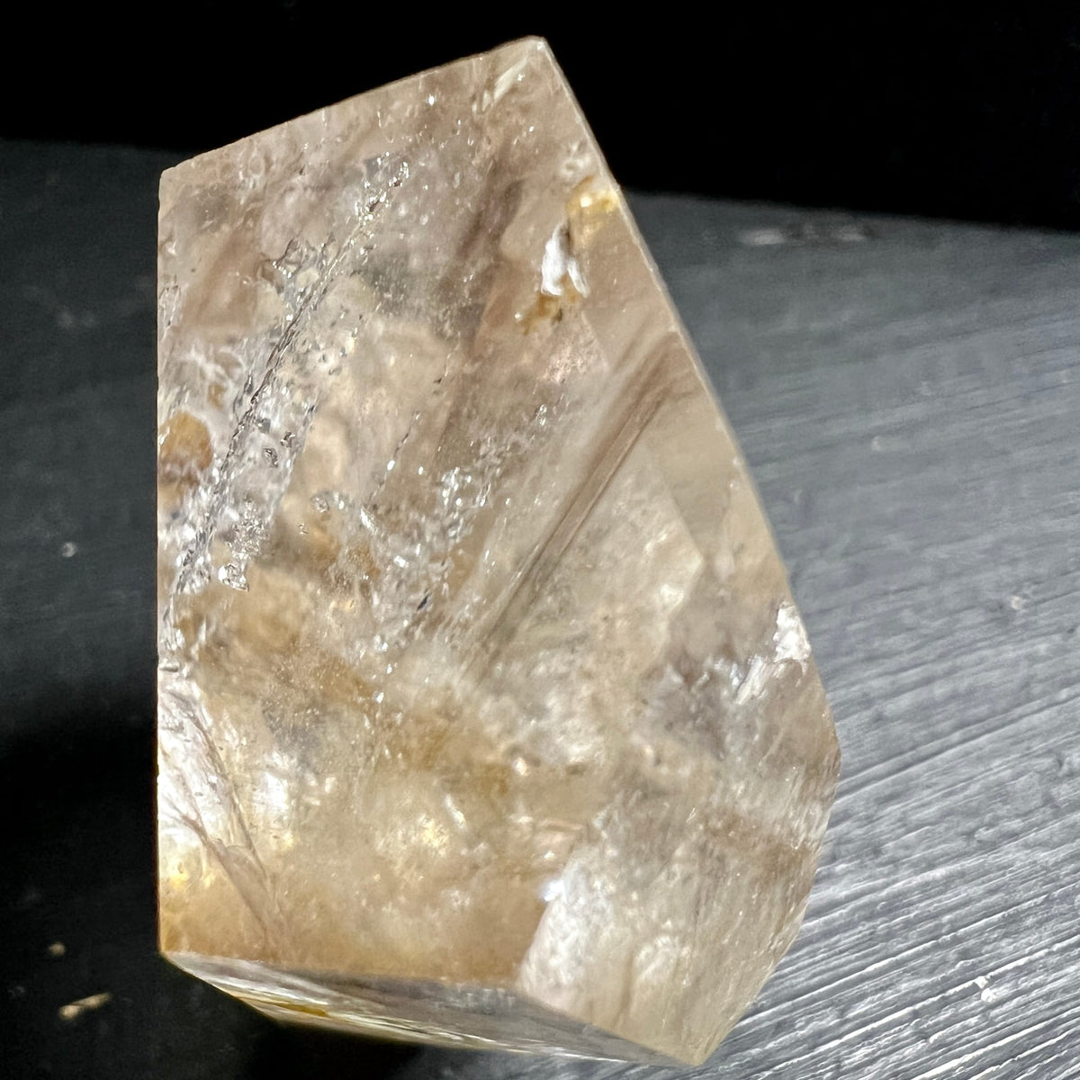 Bergkristall Unikat | bernsteinfarbene Töne | polierte Fläche | Madagaskar Fundstück | Happy Minerals