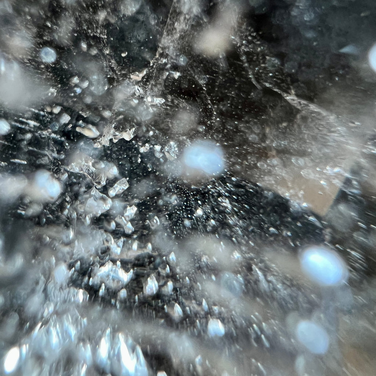 Detailaufnahme | glitzernde Kristallstruktur | eisartige Einschlüsse | Naturwunder | Happy Minerals