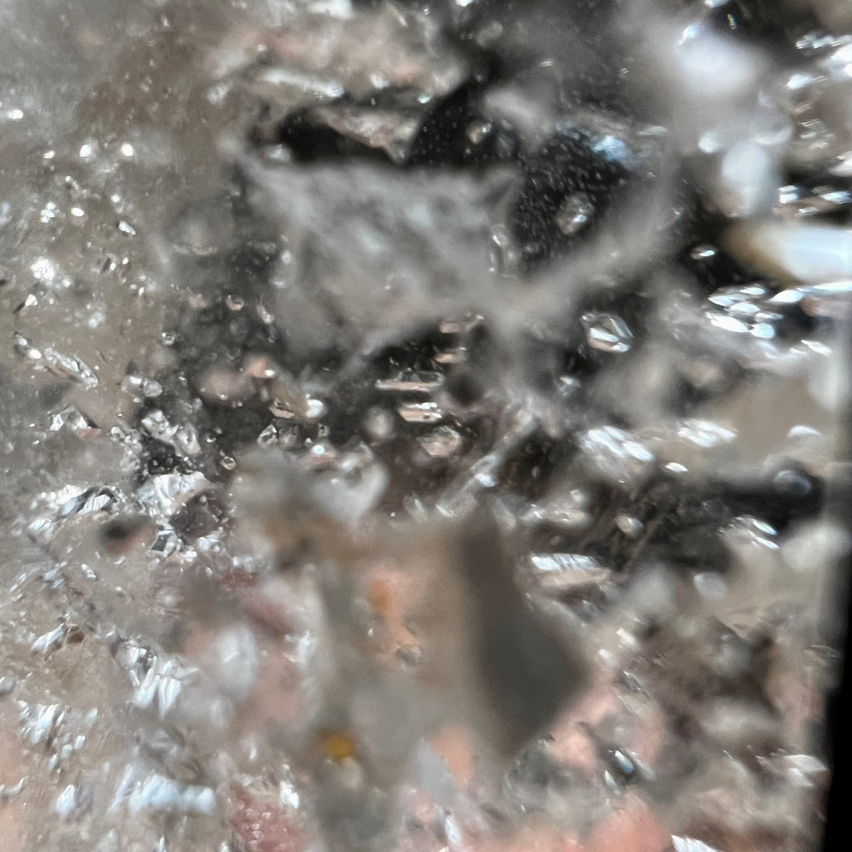 Nahaufnahme | facettenreiche Textur | silbrig glitzernd | Mineralstruktur | Happy Minerals