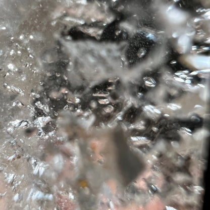 Nahaufnahme | facettenreiche Textur | silbrig glitzernd | Mineralstruktur | Happy Minerals