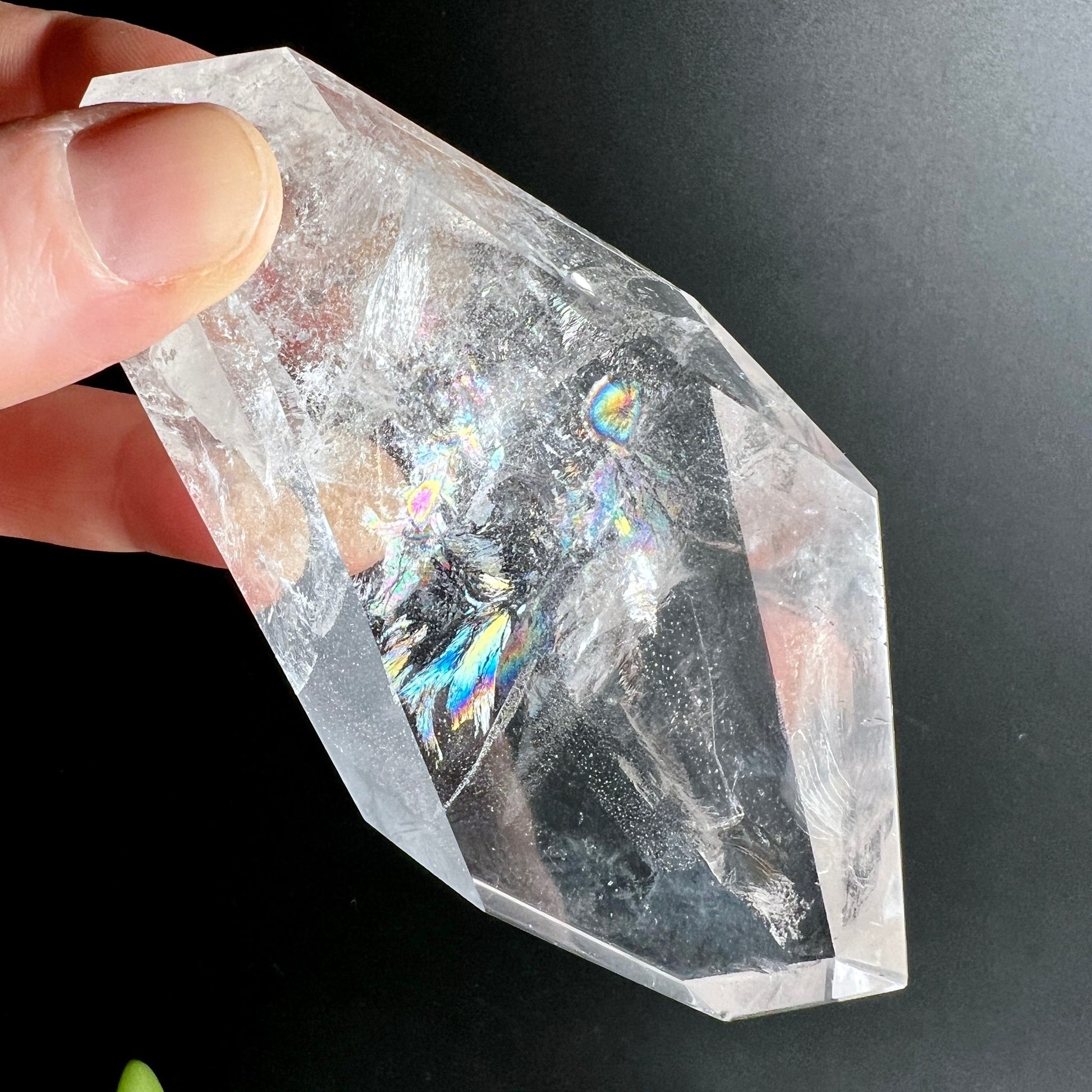 Bergkristall hand gehalten | polygon form flach | natuerliche einschluesse brasilien | Happy Minerals