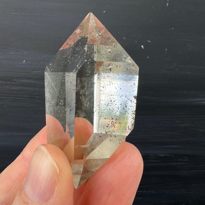 Bergkristall in der Hand | polierte Einzelspitze | Chlorit-Einschlüsse | kristallklare Transparenz | Happy Minerals
