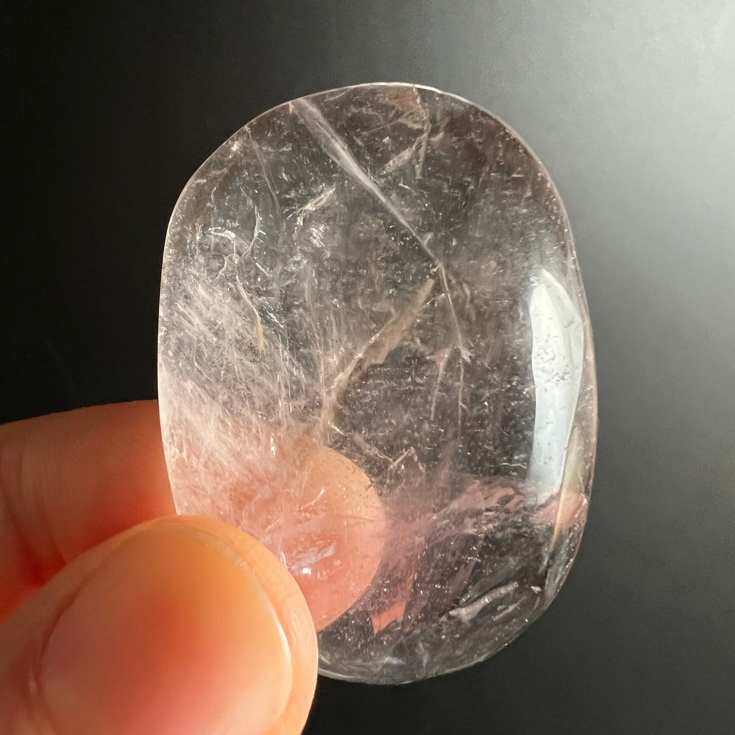 Polierter Bergkristall Handschmeichler, glasklar mit weissen Rissen, feinen Schlieren und dunklen Einschlüssen, ovale Form | Happy Minerals