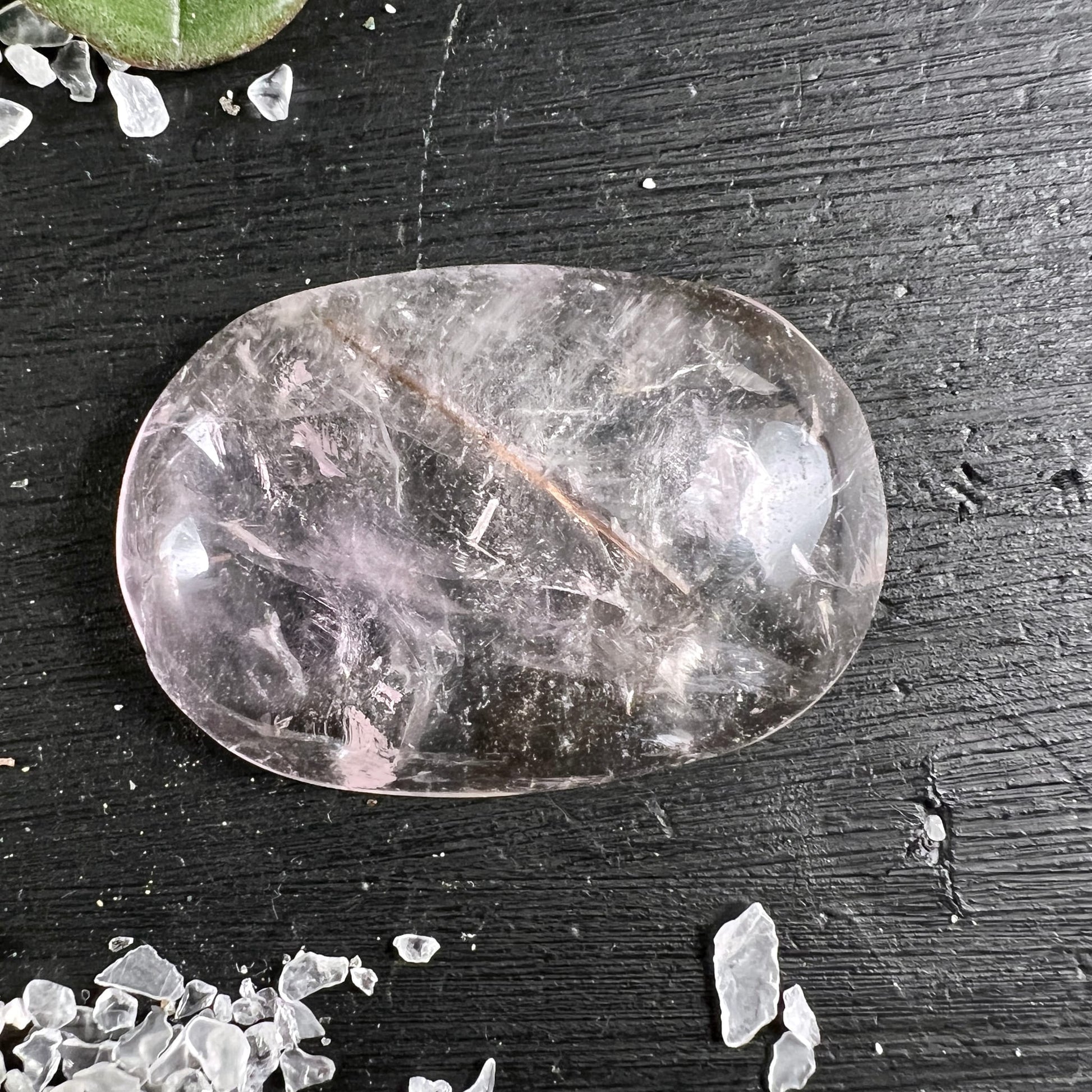 Bergkristall Handschmeichler oval poliert, transparent mit rosé Schimmer, rötlich-brauner Nadel-Einschluss, seidige Schlieren | Happy Minerals