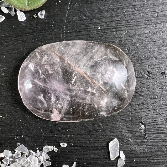 Bergkristall Handschmeichler oval poliert, transparent mit rosé Schimmer, rötlich-brauner Nadel-Einschluss, seidige Schlieren | Happy Minerals