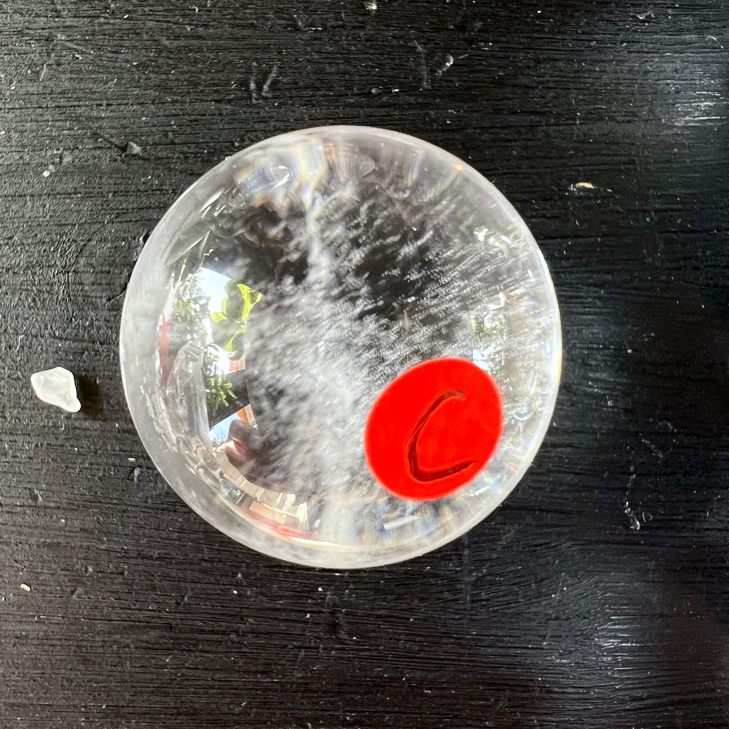 Bergkristall Kugel C | Brasilien | Seitlich | Wispy Strukturen | Happy Minerals