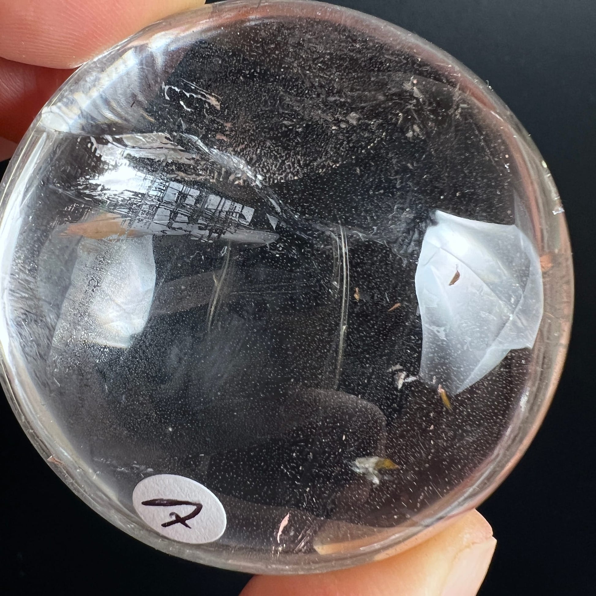 Bergkristall Handschmeichler Variante A | Nahaufnahme in Hand | kristallklar mit feinen Rissen | Happy Minerals