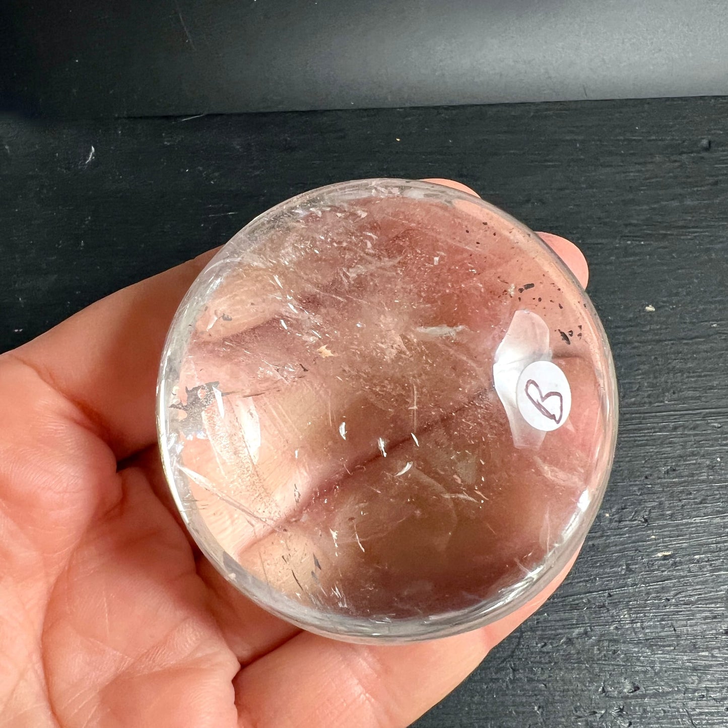 Bergkristall Handschmeichler Variante B | in Hand gehalten | zarter rosa Schimmer | Madagaskar | Happy Minerals