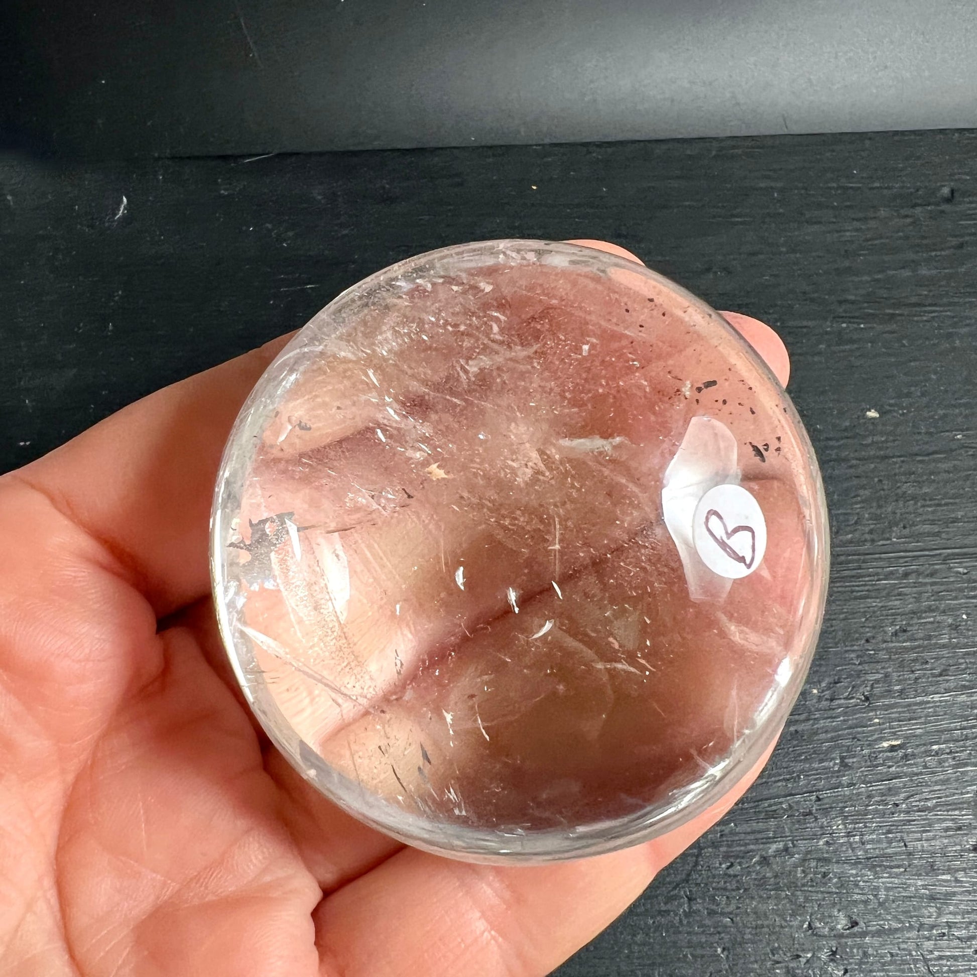 Bergkristall Handschmeichler Variante B | in Hand gehalten | zarter rosa Schimmer | Madagaskar | Happy Minerals