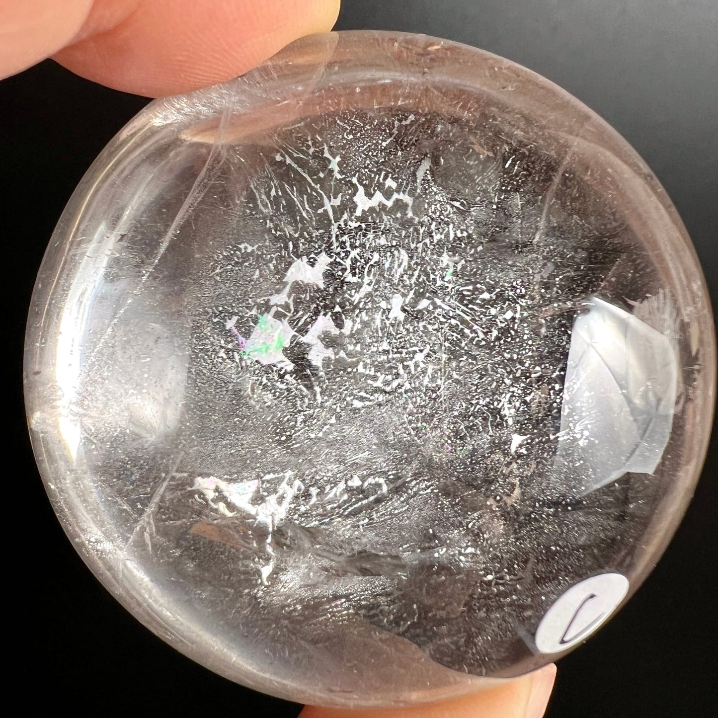 Bergkristall Handschmeichler Variante C | Nahaufnahme in Hand | wolkige weiße Einschlüsse | Happy Minerals