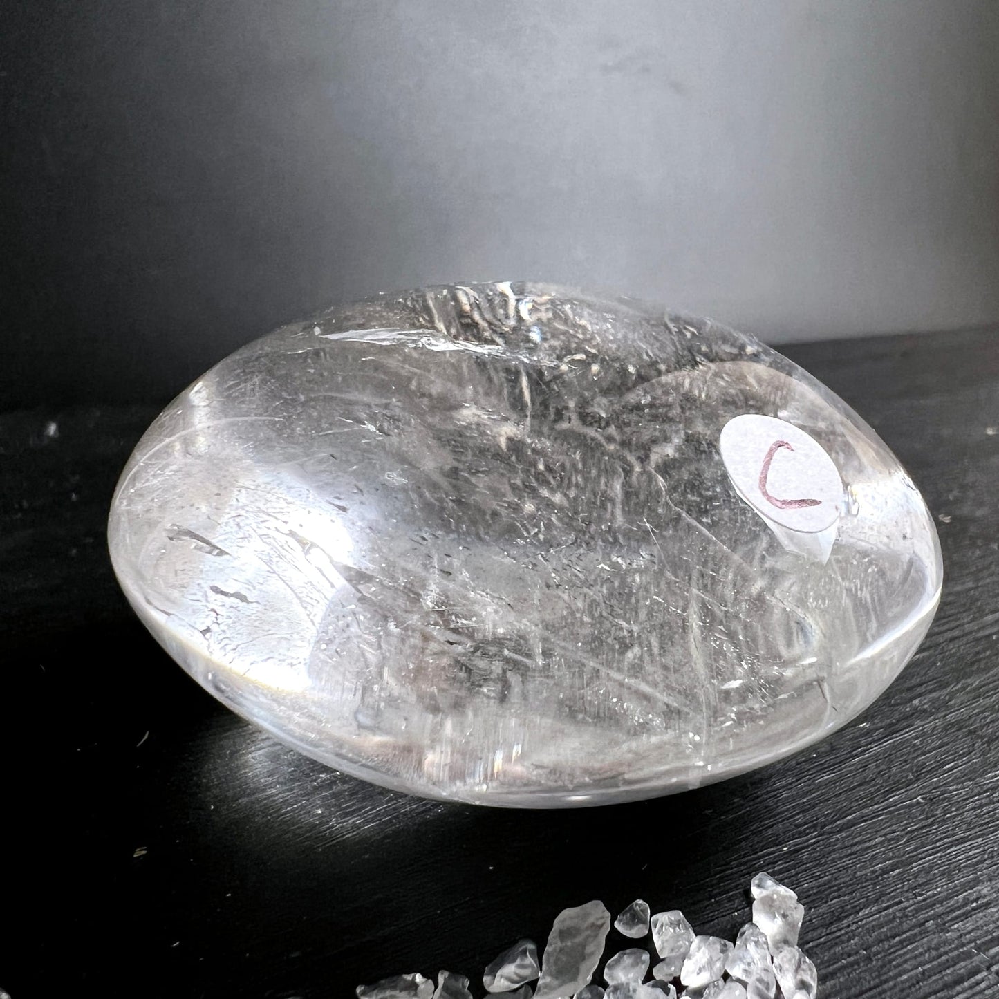 Bergkristall Handschmeichler Variante C | UFO-Form | glasklar mit Wolken | Madagaskar | Happy Minerals
