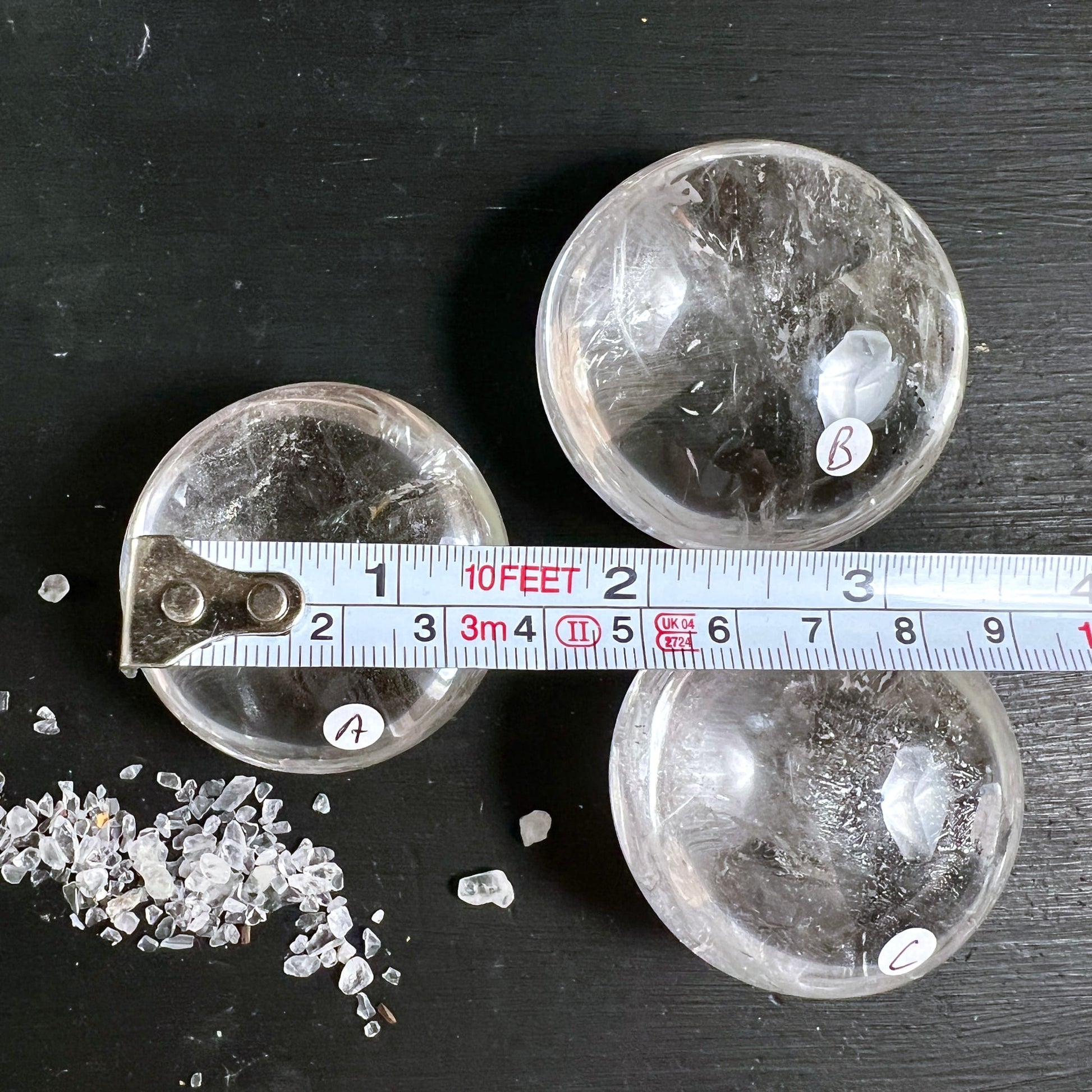 Bergkristall Handschmeichler | UFO-Form | Madagaskar | glasklar | Größenvergleich mit Maßband | Happy Minerals