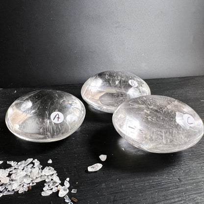 Drei Bergkristall Handschmeichler | UFO-Form | funkelnd klar | Madagaskar | Trio Ansicht | Happy Minerals