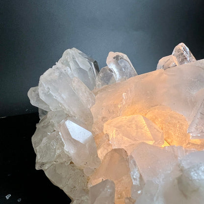 Bergkristall | Nahaufnahme | goldener Lichtschein | Kristallkante Detail | Happy Minerals
