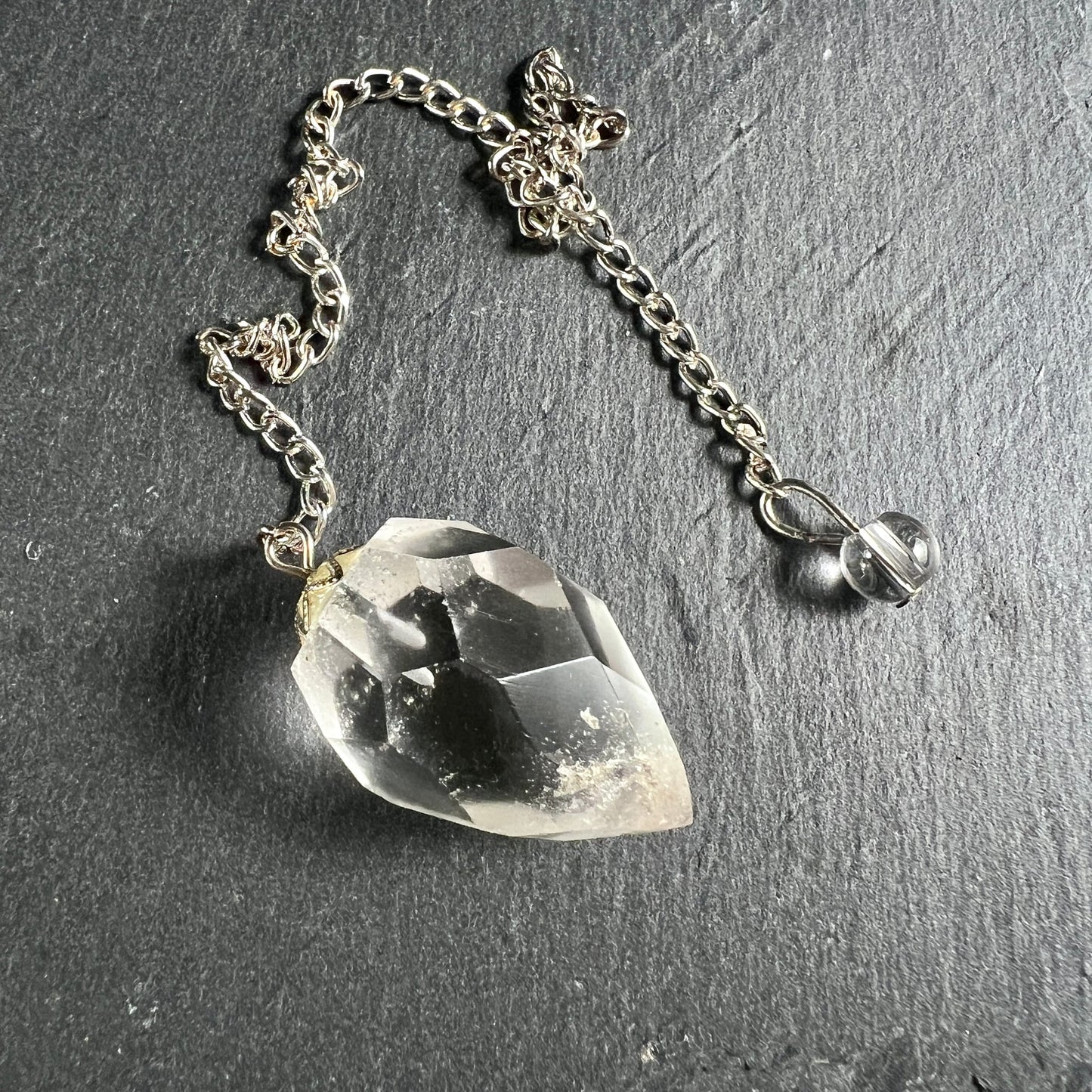 Bergkristall Pendel | klarer Quarz | facettiert | Silberkette | Schieferstein | Happy Minerals