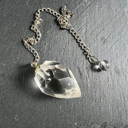 Bergkristall Pendel | klarer Quarz | facettiert | Silberkette | Schieferstein | Happy Minerals