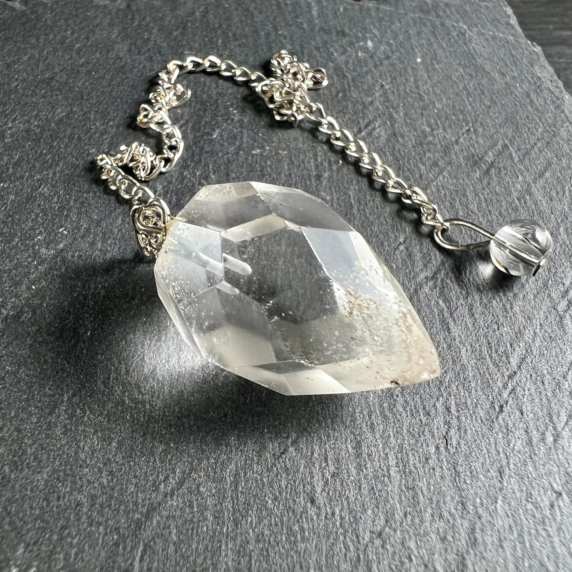 Bergkristall Pendel | wasserklar | viele Facetten | Silberkette | Detailansicht | Happy Minerals