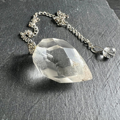 Bergkristall Pendel | wasserklar | viele Facetten | Silberkette | Detailansicht | Happy Minerals